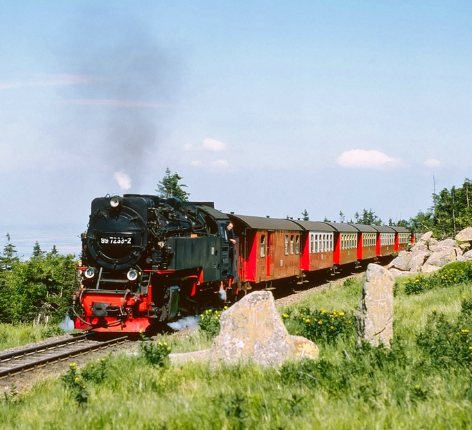 Dampfzug vor blauem Himmel